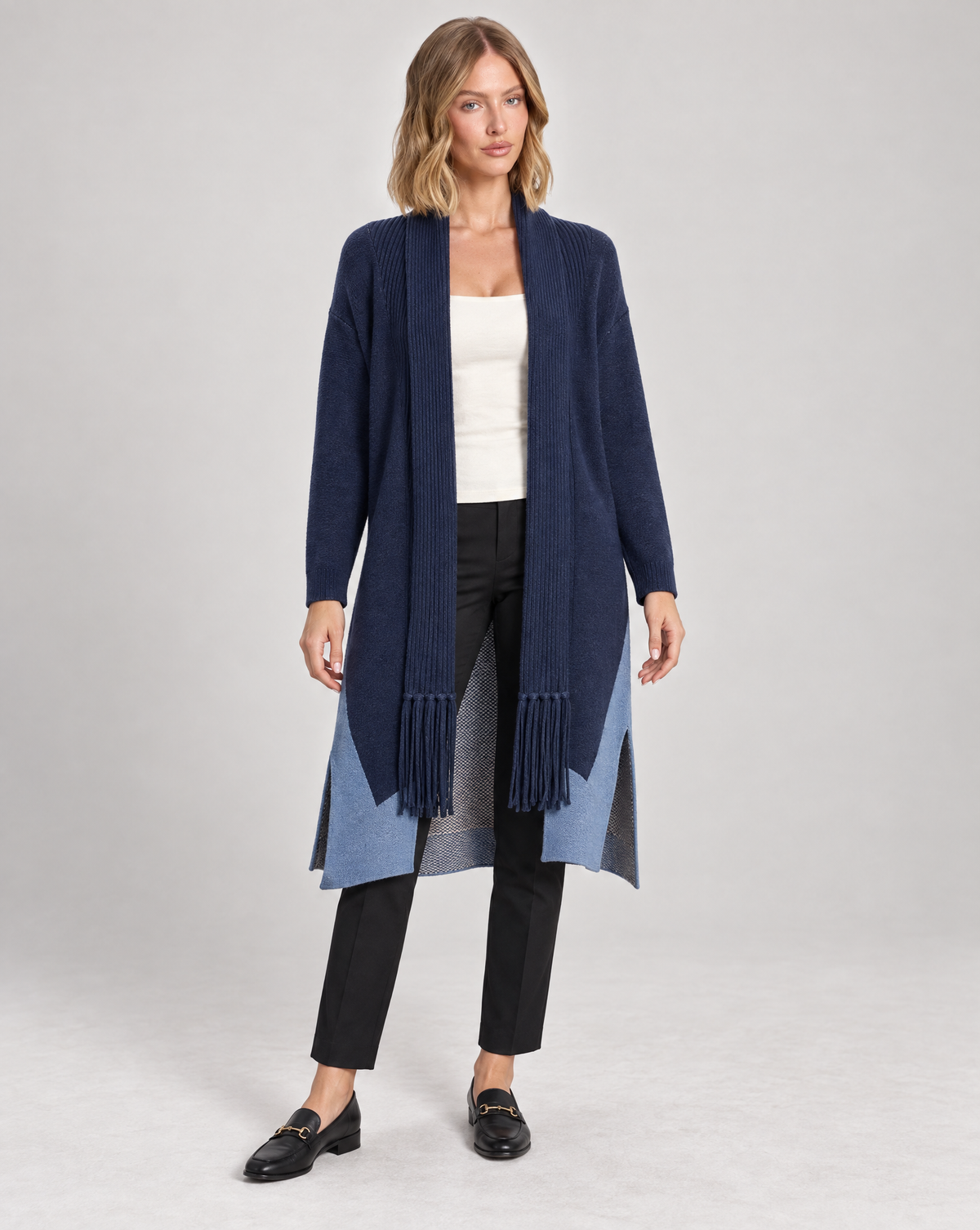 Cardigan lungo donna blu con frange e motivo jacquard 24314, vista frontale su modella