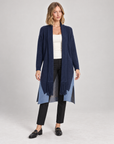 Cardigan lungo donna blu con frange e motivo jacquard 24314, vista frontale su modella
