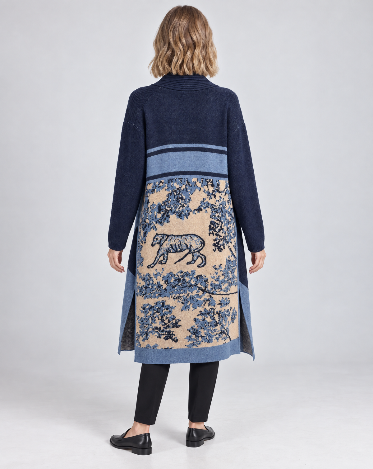 Cardigan lungo donna blu con frange e motivo jacquard 24314, vista retro su modella