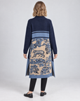 Cardigan lungo donna blu con frange e motivo jacquard 24314, vista retro su modella