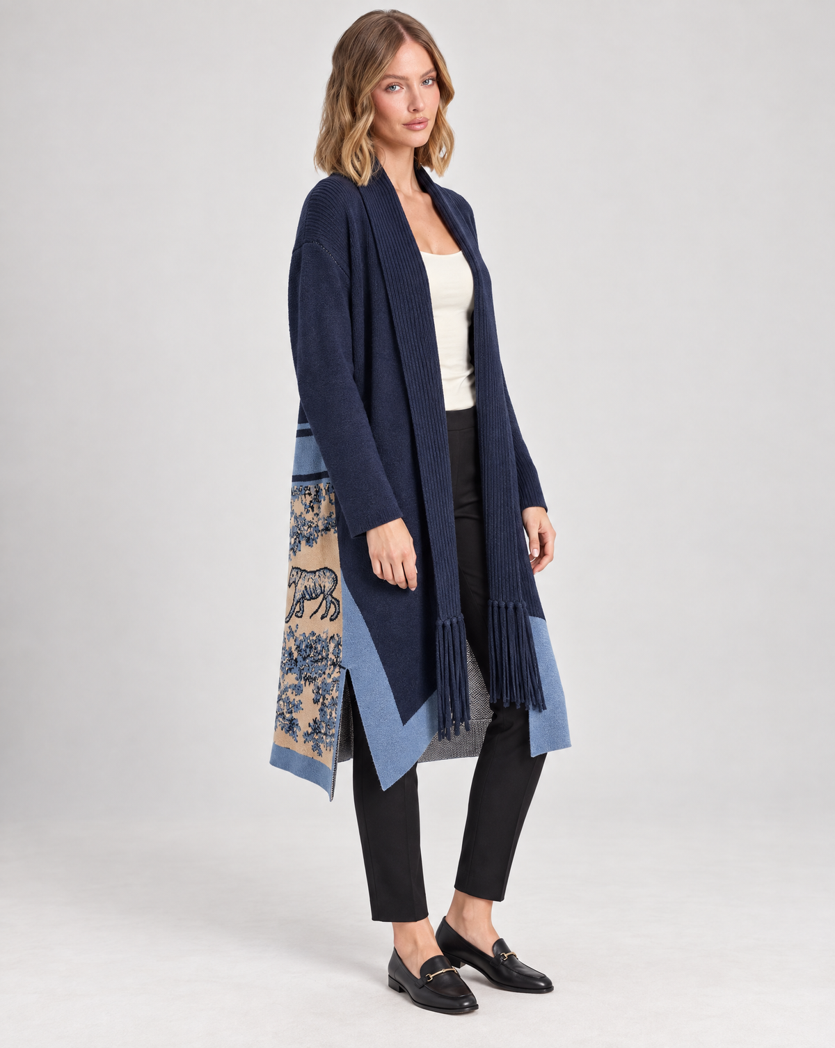 Cardigan lungo donna blu con frange e motivo jacquard 24314, vista tre-quarti su modella