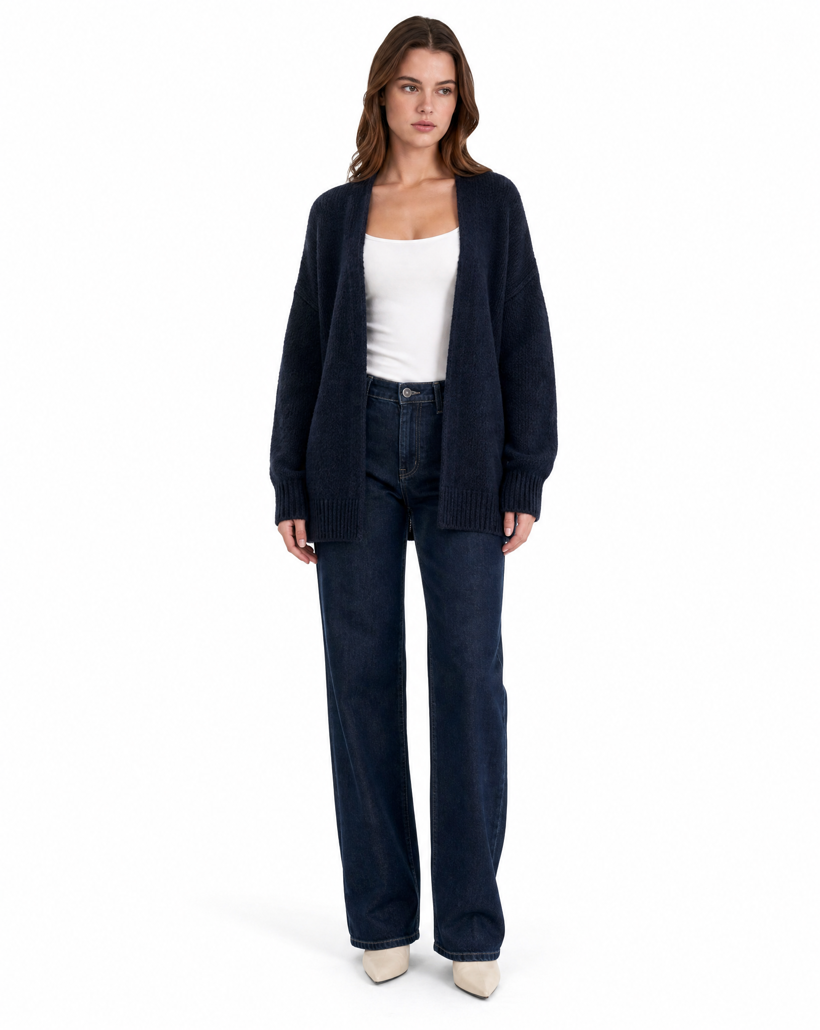 Cardigan donna oversize blu in misto lana indossato, figura intera