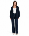 Cardigan donna oversize blu in misto lana indossato, figura intera