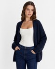 Cardigan donna blu in misto lana, dettaglio a mezzo busto
