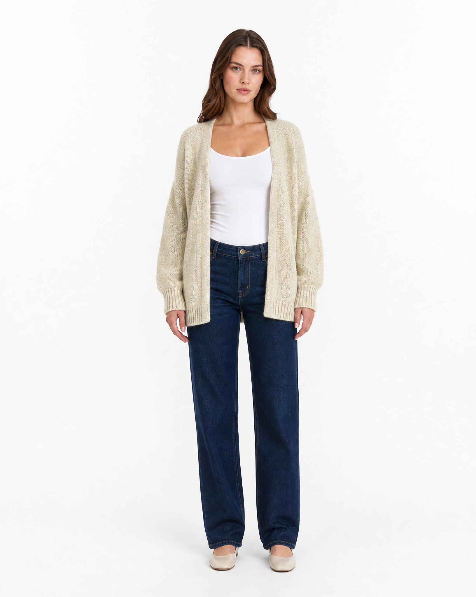 Cardigan donna oversize color burro in misto lana indossato, figura intera