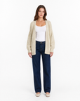 Cardigan donna oversize color burro in misto lana indossato, figura intera