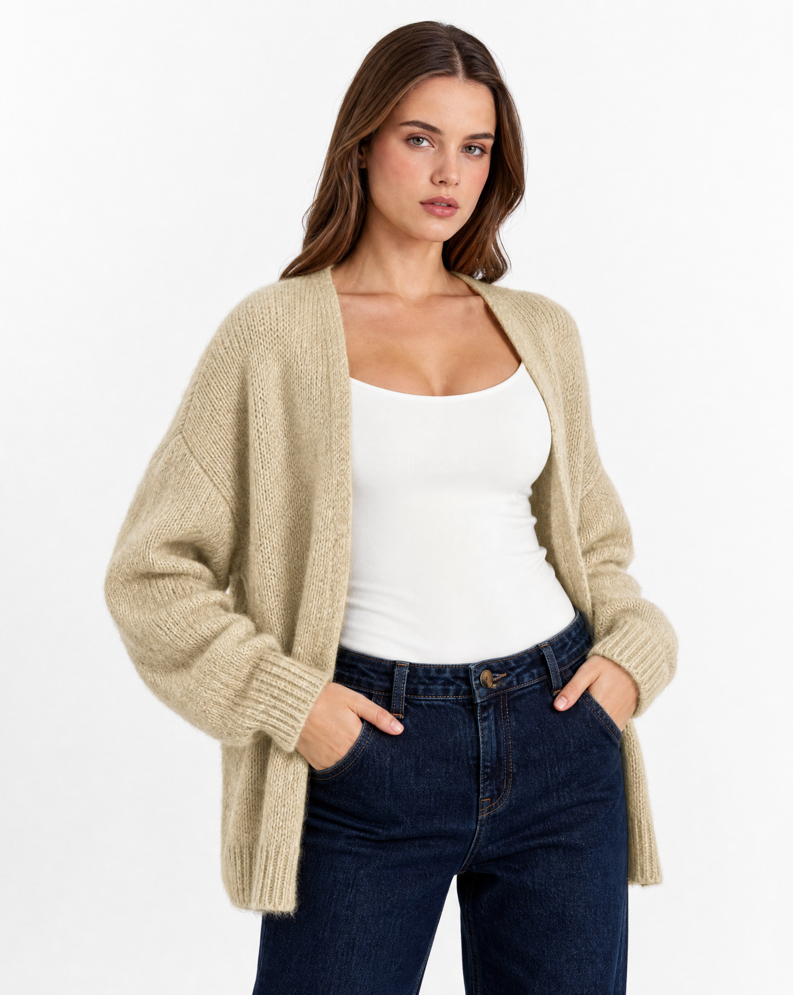 Cardigan donna color burro in misto lana, dettaglio a mezzo busto