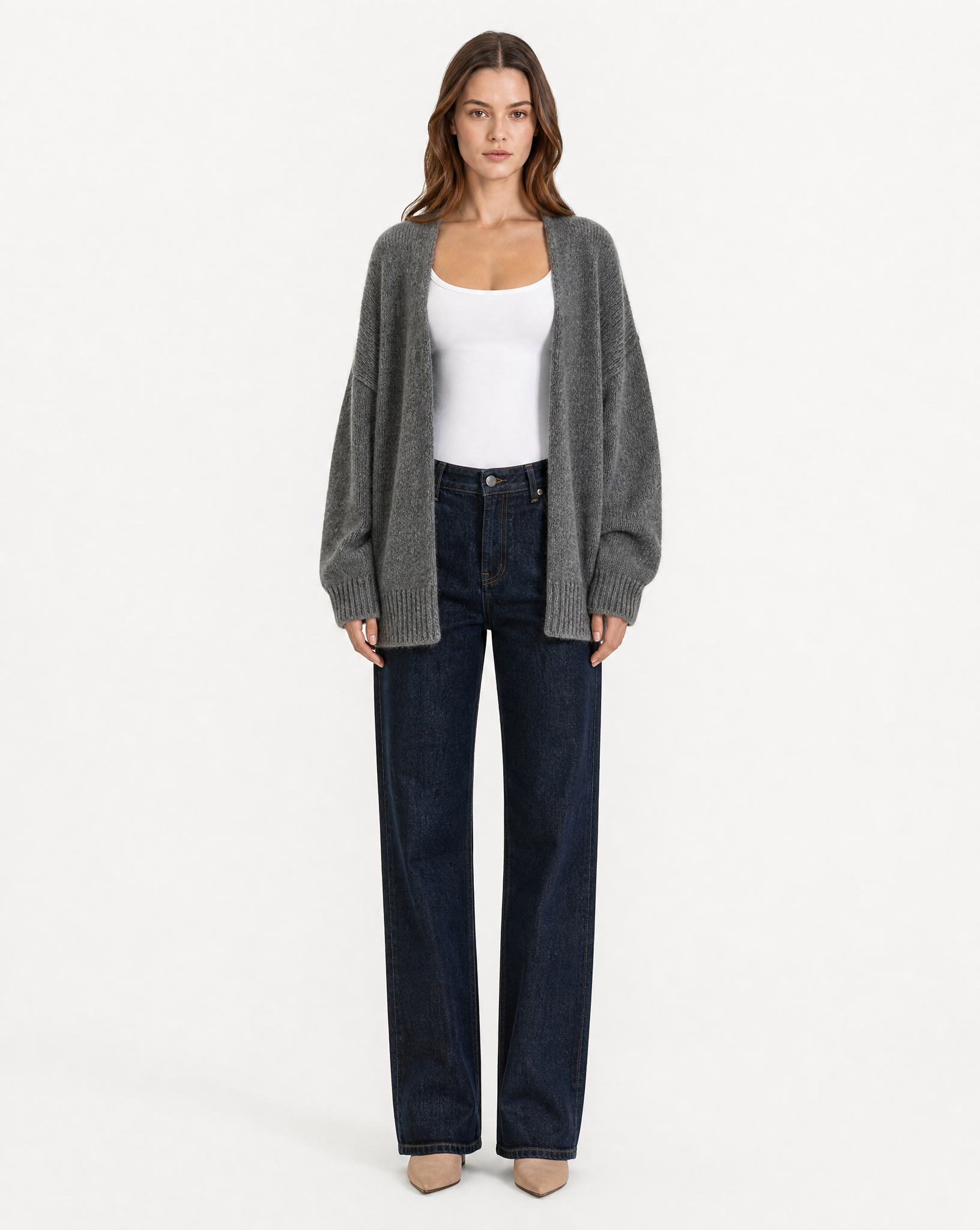 Cardigan donna oversize grigio in misto lana indossato, figura intera