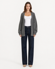 Cardigan donna oversize grigio in misto lana indossato, figura intera