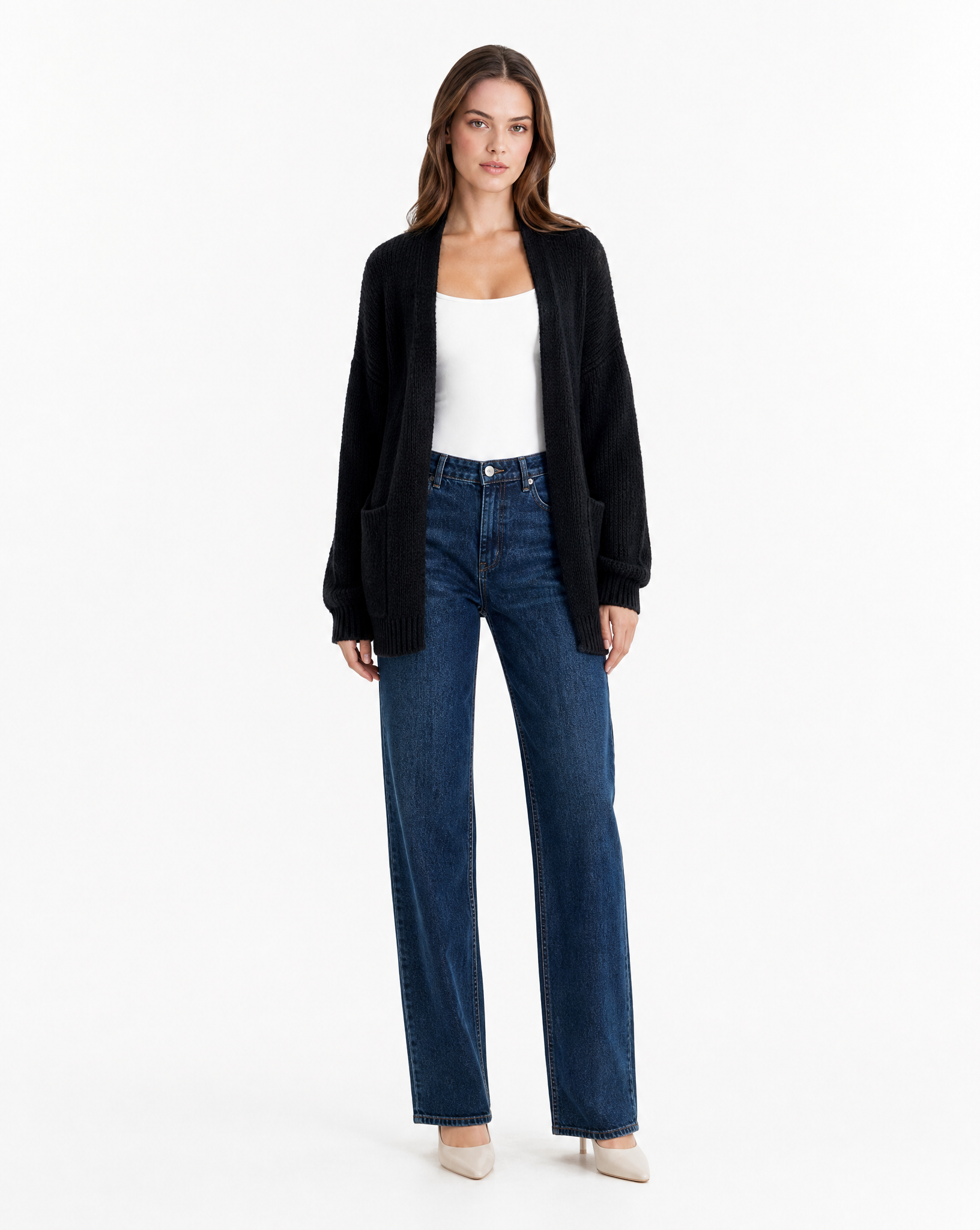 Cardigan donna oversize nero in misto lana indossato da Polly 2, figura intera