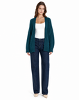 Cardigan donna oversize ottanio in misto lana indossato, figura intera