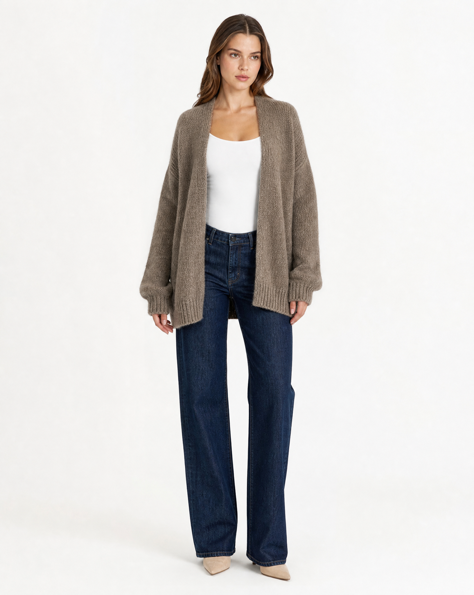 Cardigan donna oversize tortora in misto lana indossato, figura intera
