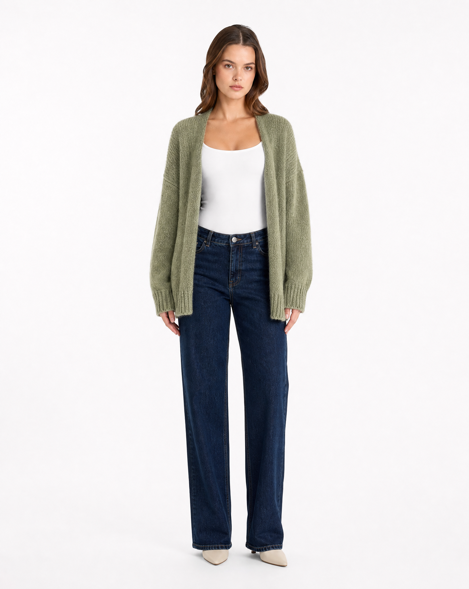 Cardigan donna oversize verde in misto lana indossato, figura intera