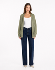 Cardigan donna oversize verde in misto lana indossato, figura intera
