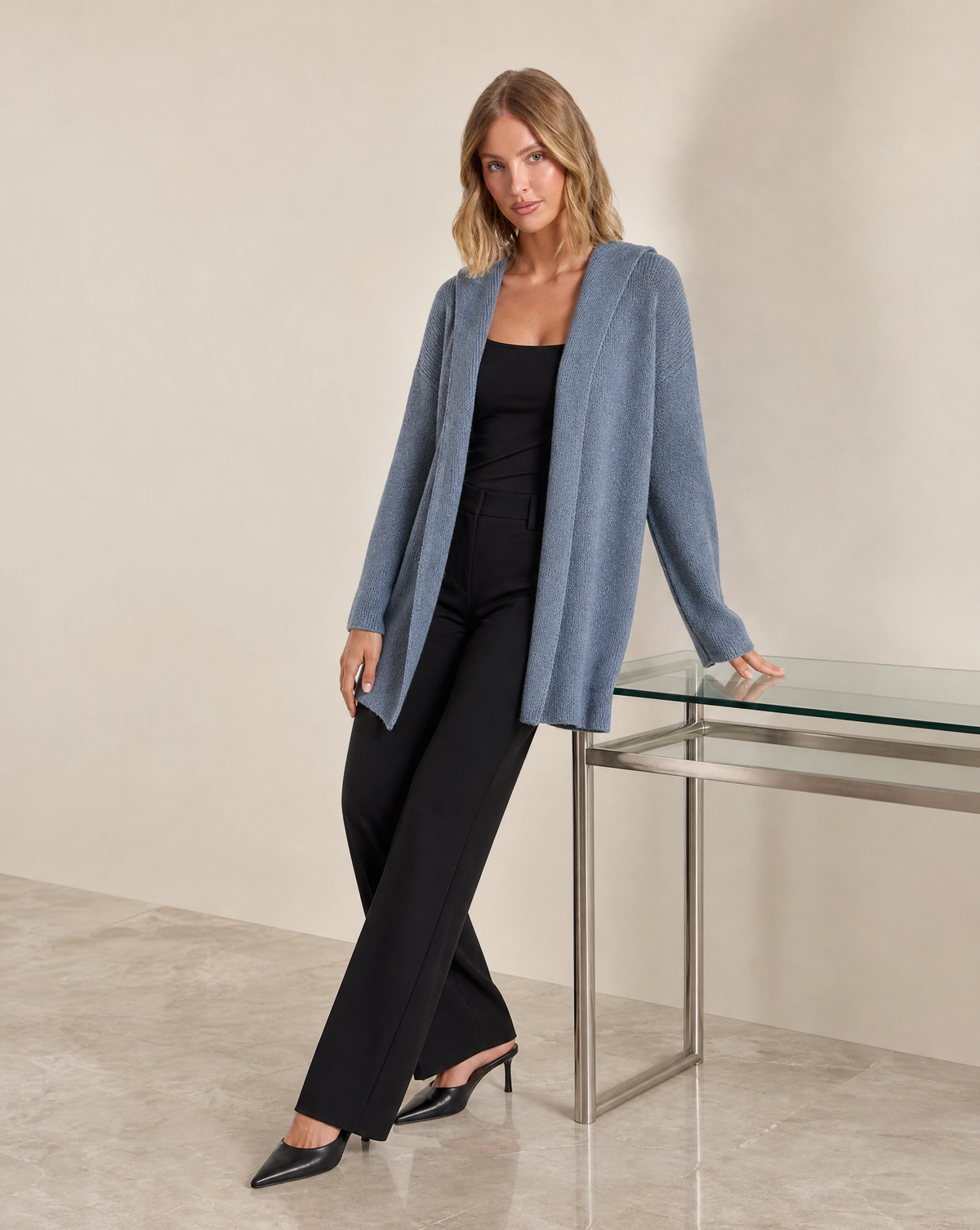 Cardigan color jeans indossato da Polly 5, vista tre quarti