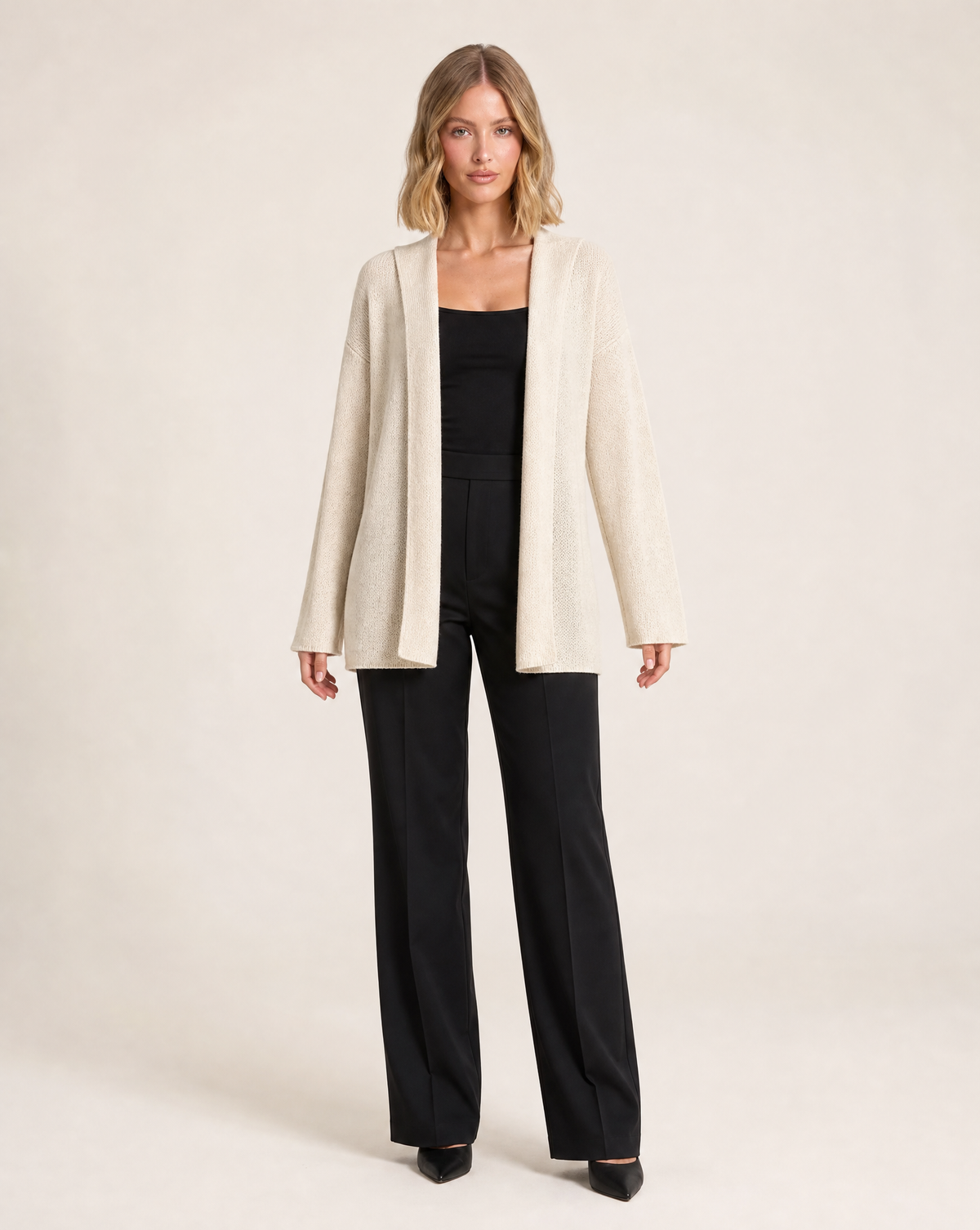 Cardigan color panna indossato da Polly 5, vista frontale