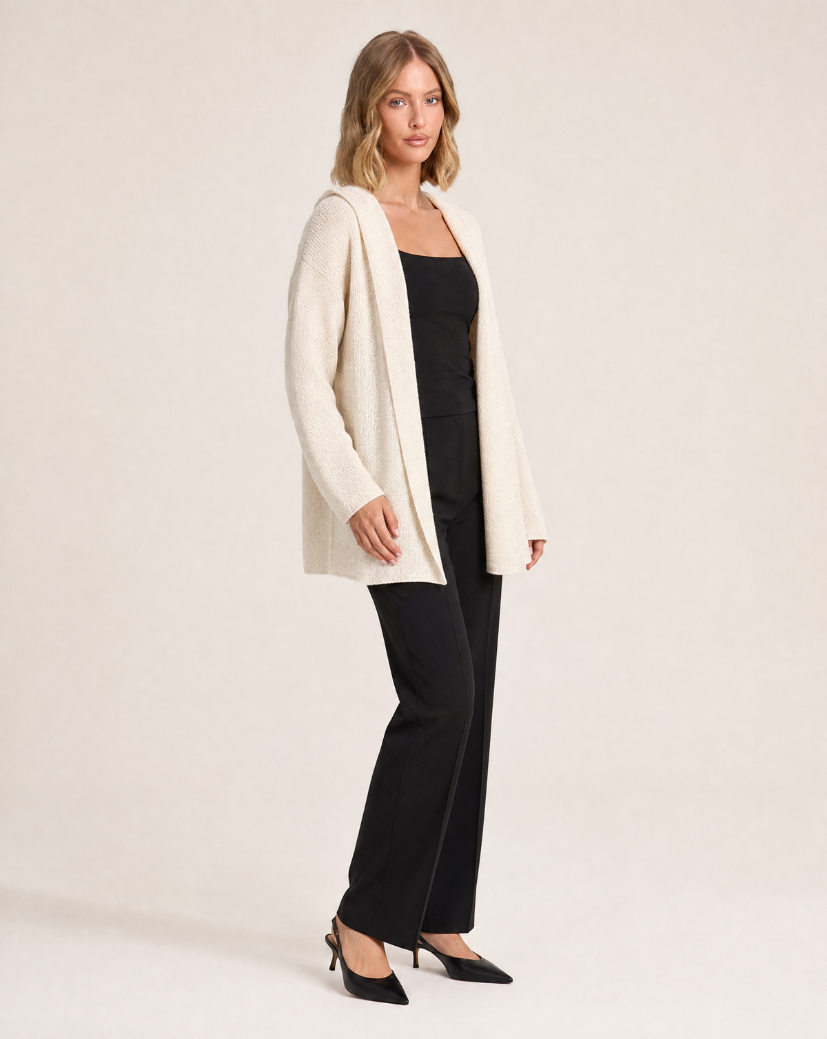 Cardigan color panna indossato da Polly 5, vista tre quarti