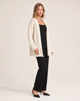 Cardigan color panna indossato da Polly 5, vista tre quarti