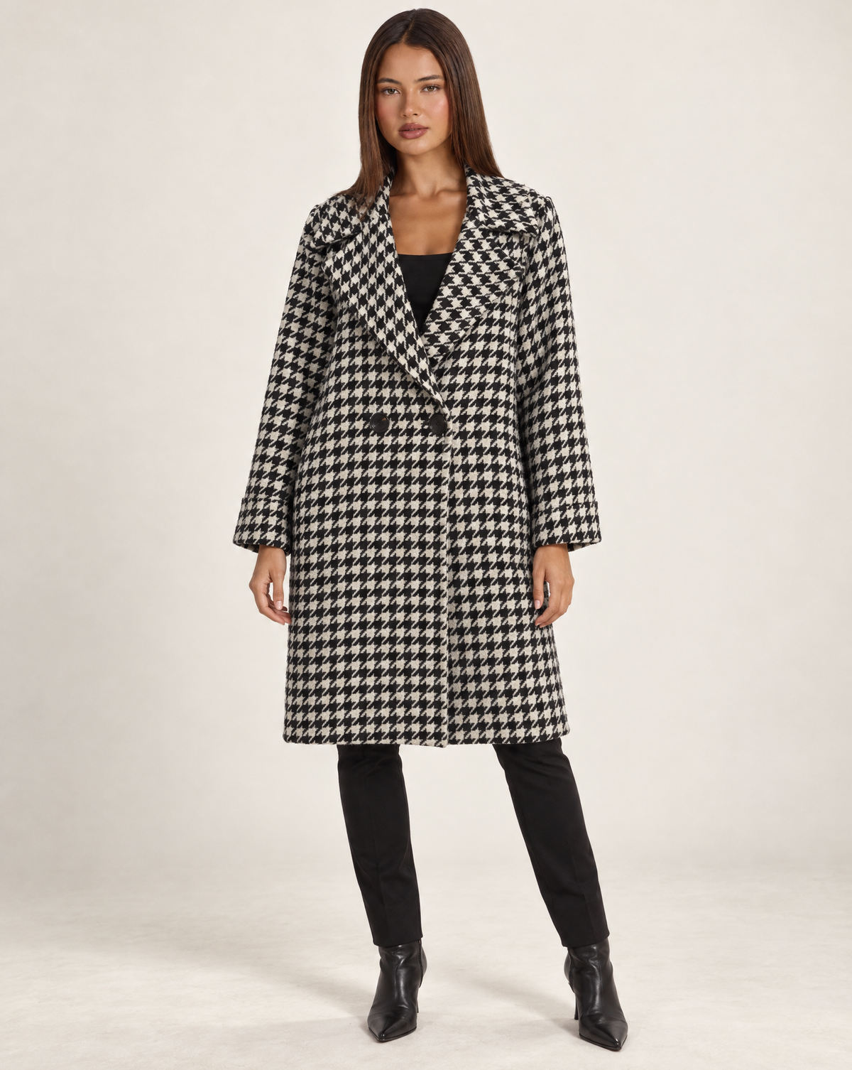 Cardigan donna lungo pied de poule bianco e nero indossato da Polly 4 – frontale