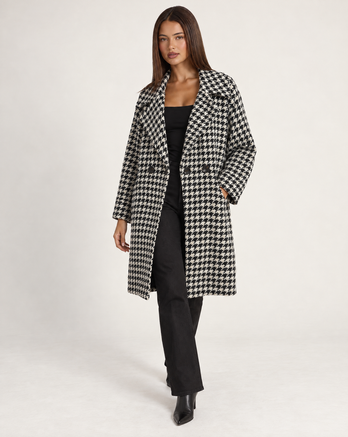 Cardigan donna lungo pied de poule bianco e nero indossato da Polly 4 – tre-quarti
