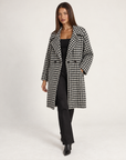 Cardigan donna lungo pied de poule bianco e nero indossato da Polly 4 – tre-quarti