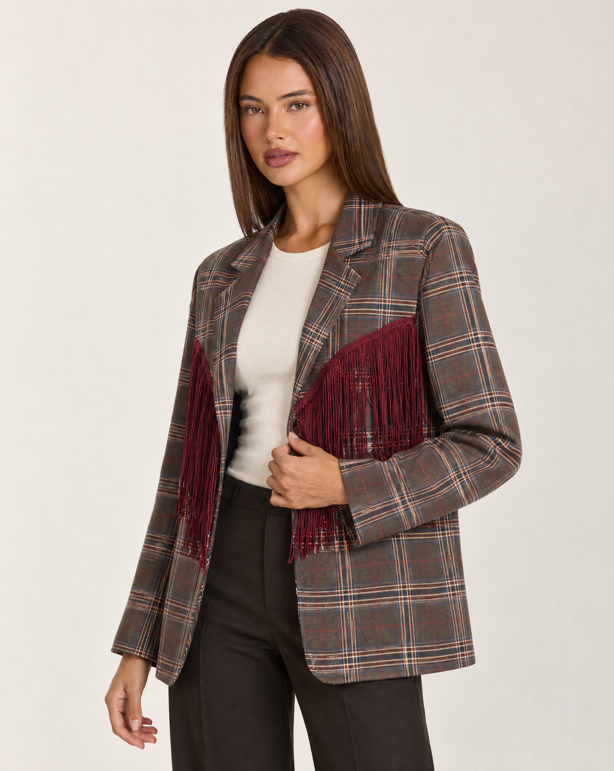 Cardigan donna a quadri marrone chiaro con revers e frange bordeaux, Polly 4 – dettaglio