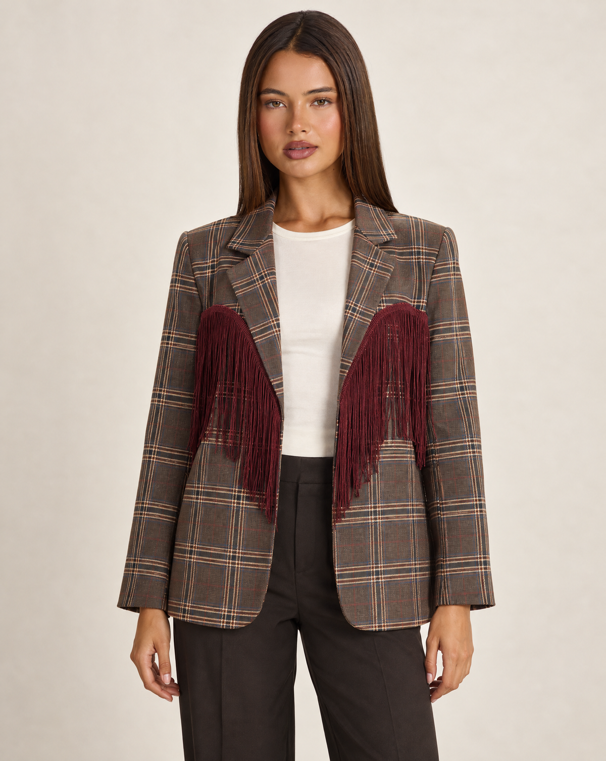 Cardigan donna a quadri marrone chiaro con revers e frange bordeaux, Polly 4 – frontale