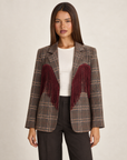 Cardigan donna a quadri marrone chiaro con revers e frange bordeaux, Polly 4 – frontale