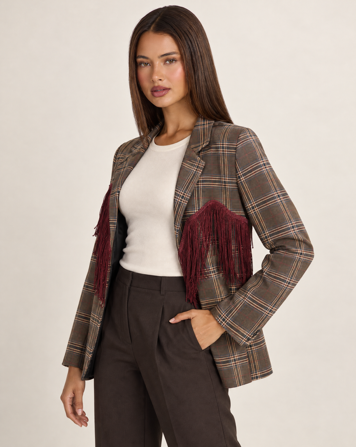 Cardigan donna a quadri marrone chiaro con revers e frange bordeaux, Polly 4 – tre-quarti