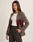 Cardigan donna a quadri marrone chiaro con revers e frange bordeaux, Polly 4 – tre-quarti