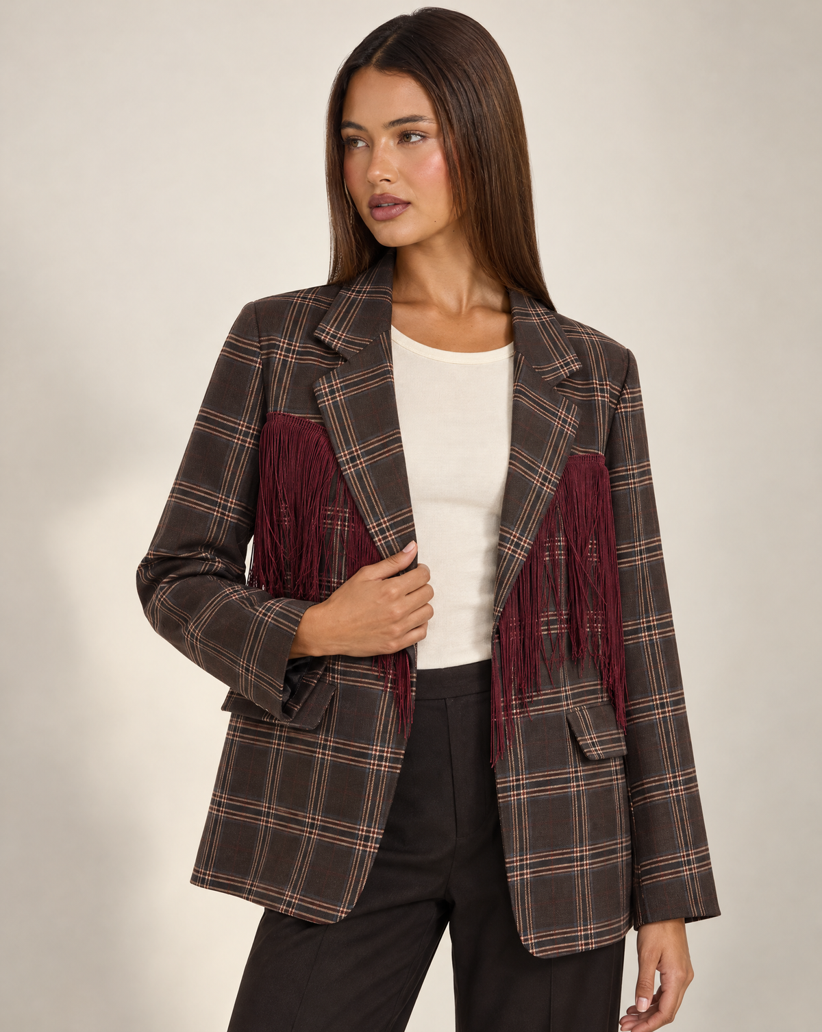 Cardigan donna a quadri marrone scuro con revers e frange bordeaux, Polly 4 – dettaglio