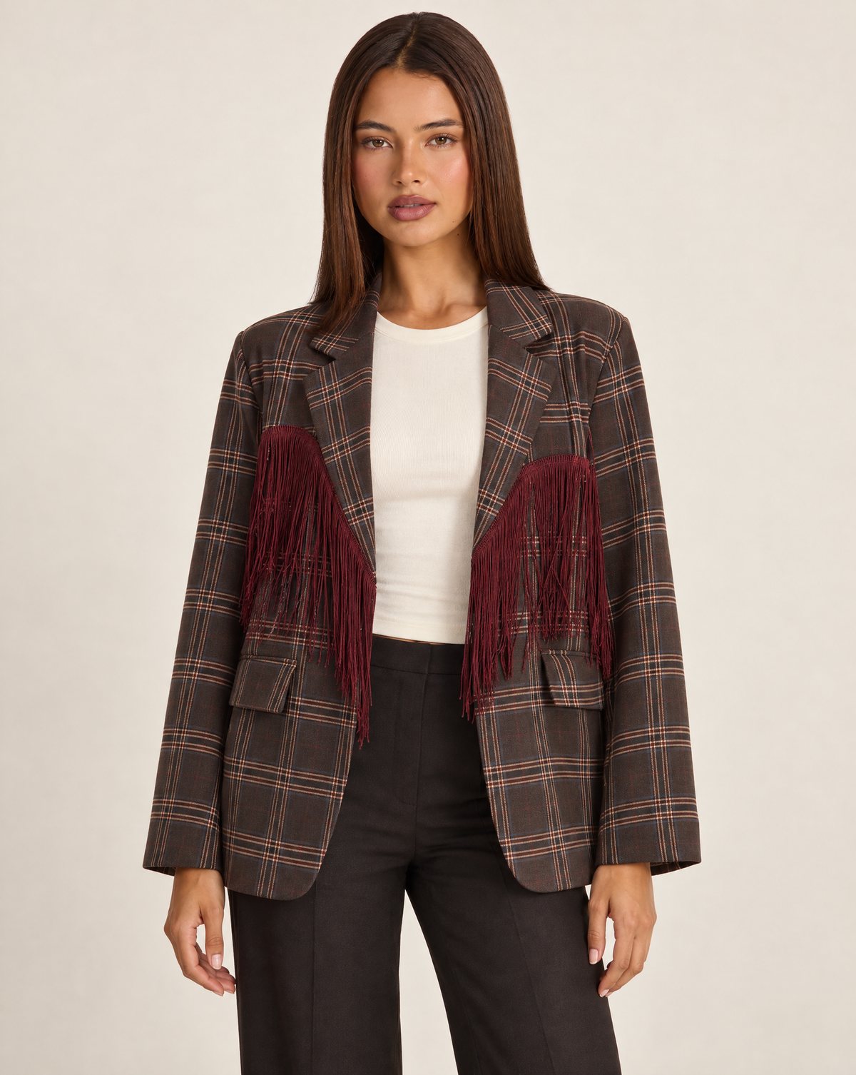 Cardigan donna a quadri marrone scuro con revers e frange bordeaux, Polly 4 – frontale