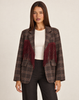 Cardigan donna a quadri marrone scuro con revers e frange bordeaux, Polly 4 – frontale