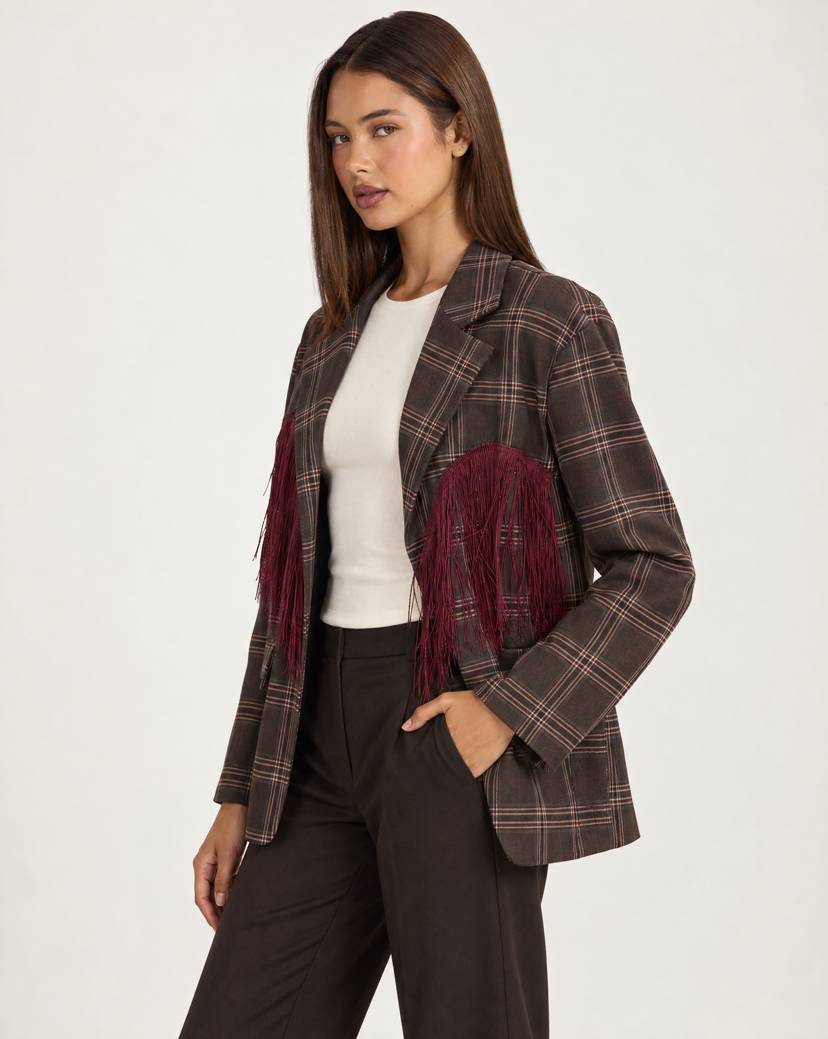 Cardigan donna a quadri marrone scuro con revers e frange bordeaux, Polly 4 – tre-quarti