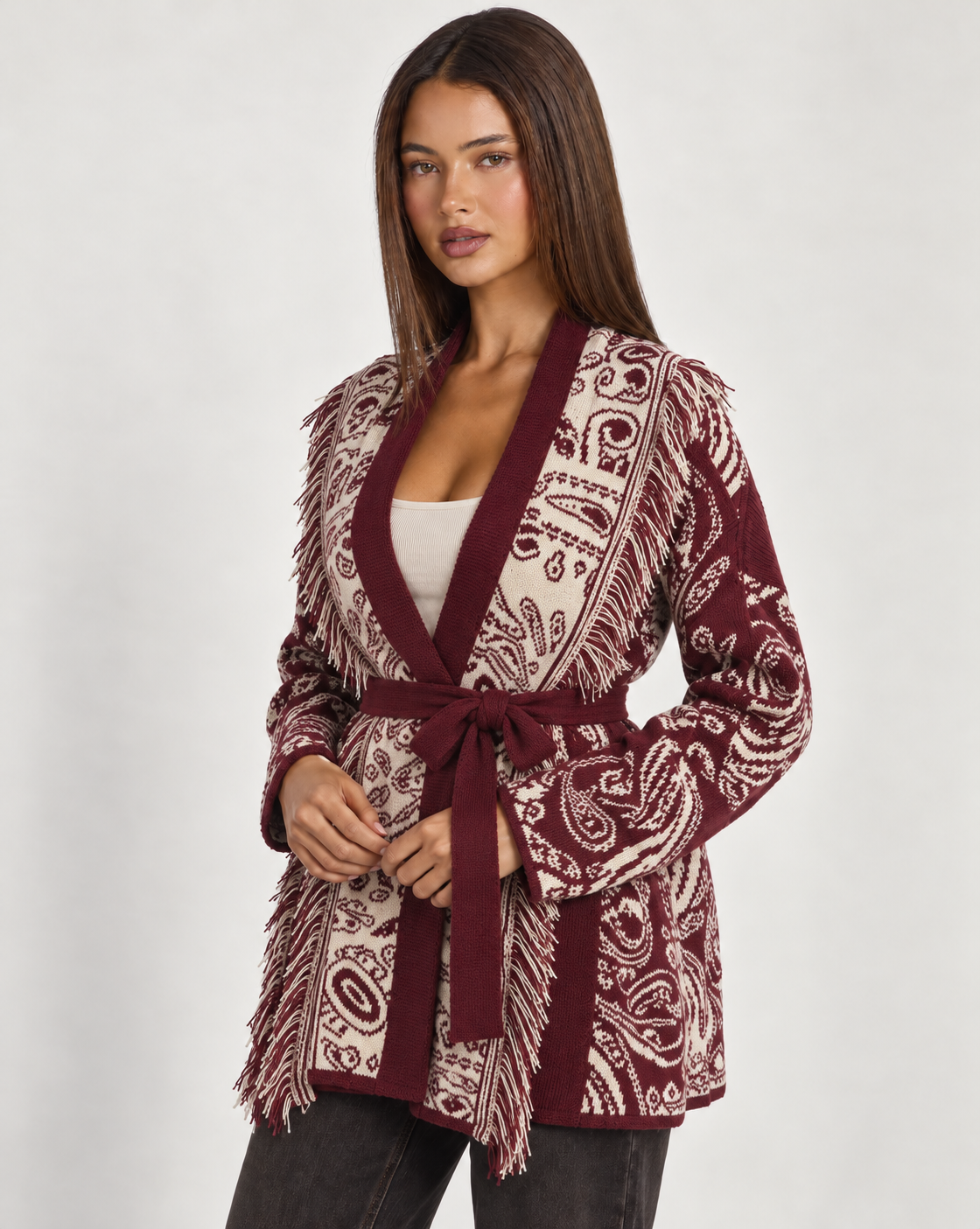 Cardigan donna paisley con frange bordò con Polly 4 – dettaglio – chiuso con cintura tinta unita