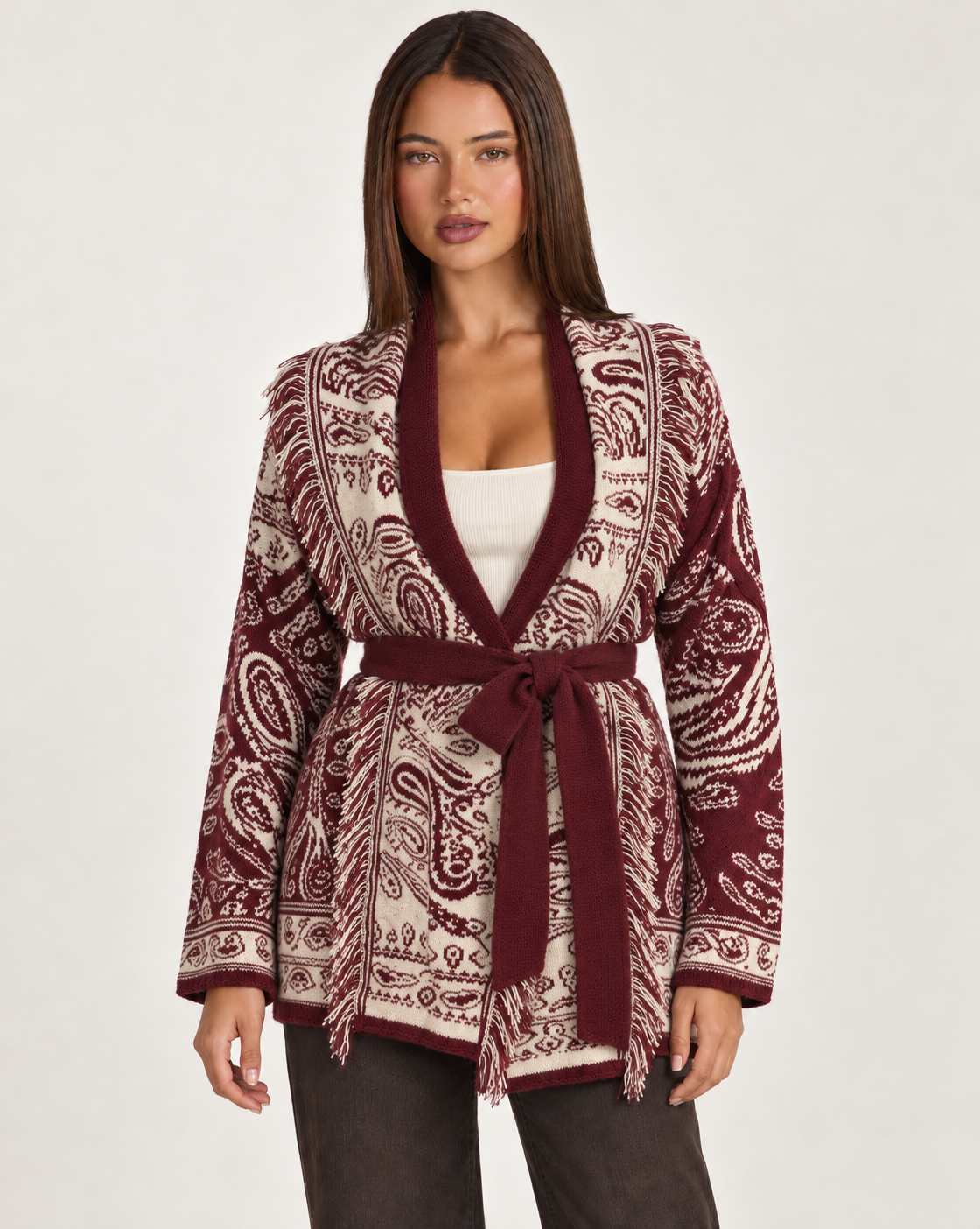 Cardigan donna paisley con frange bordò con Polly 4 – frontale – chiuso con cintura tinta unita