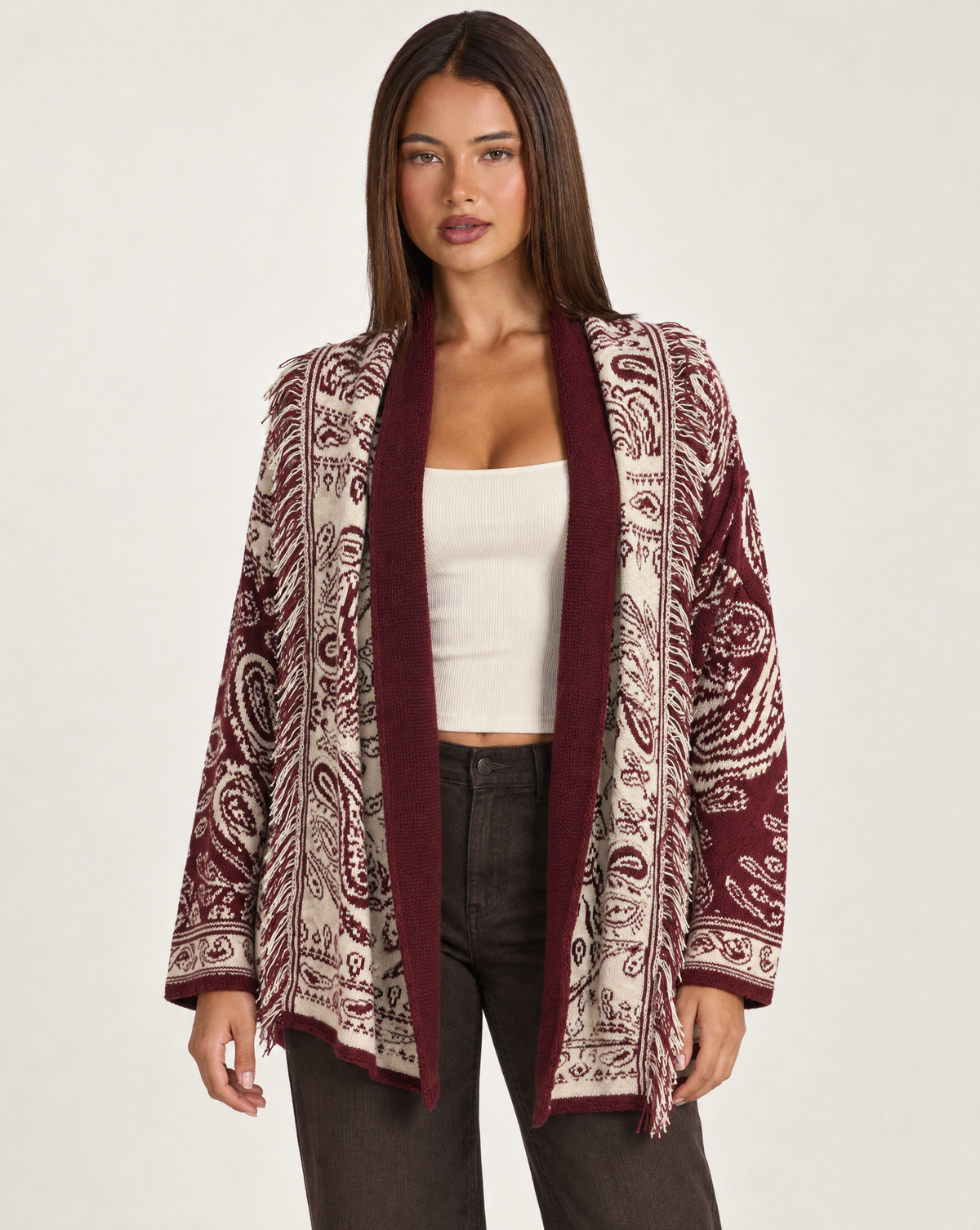 Cardigan donna paisley con frange bordò con Polly 4 – frontale