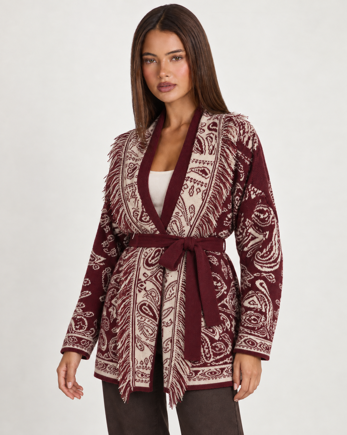 Cardigan donna paisley con frange bordò con Polly 4 – tre-quarti – chiuso con cintura tinta unita
