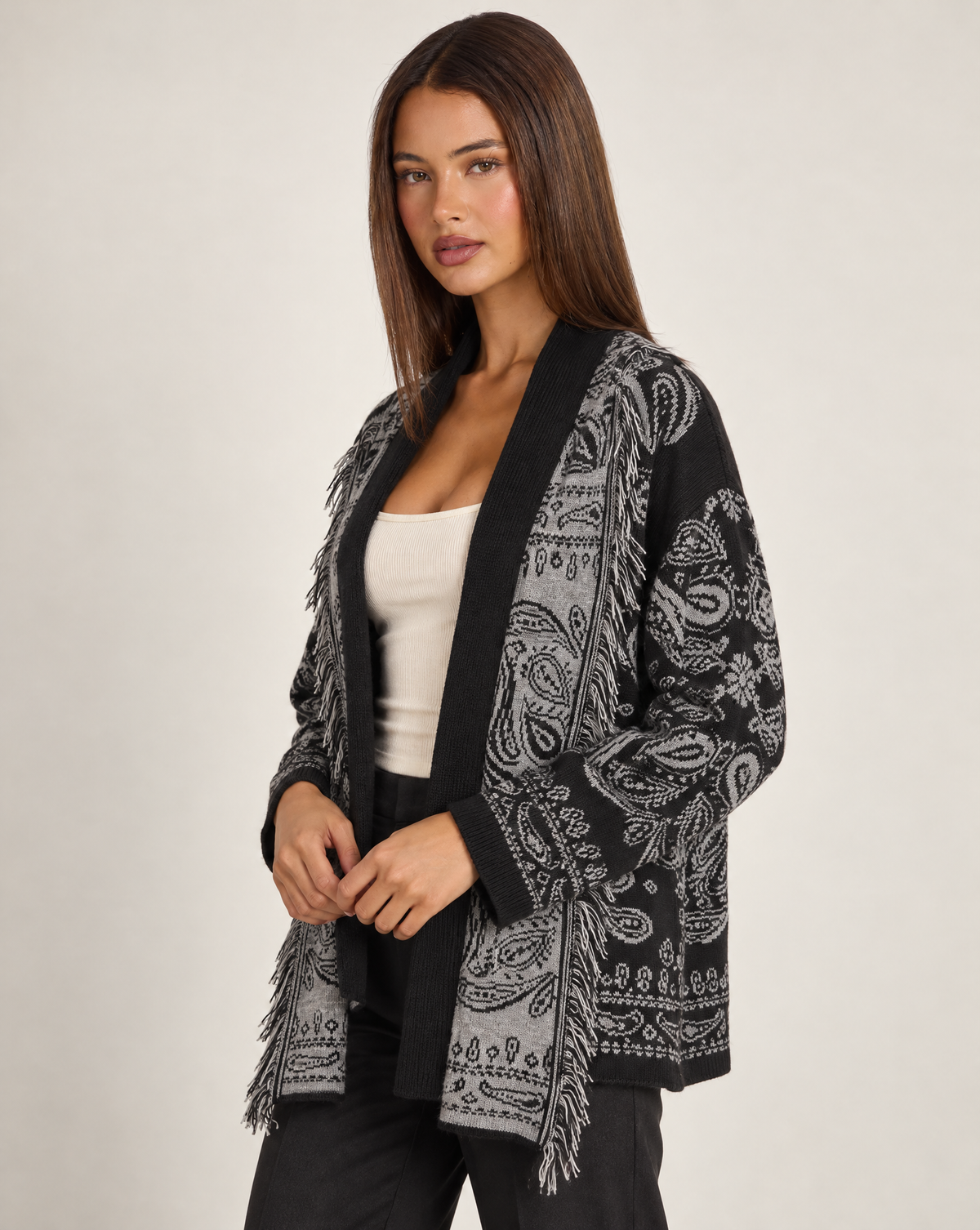 Cardigan donna paisley con frange nero con Polly 4 – dettaglio
