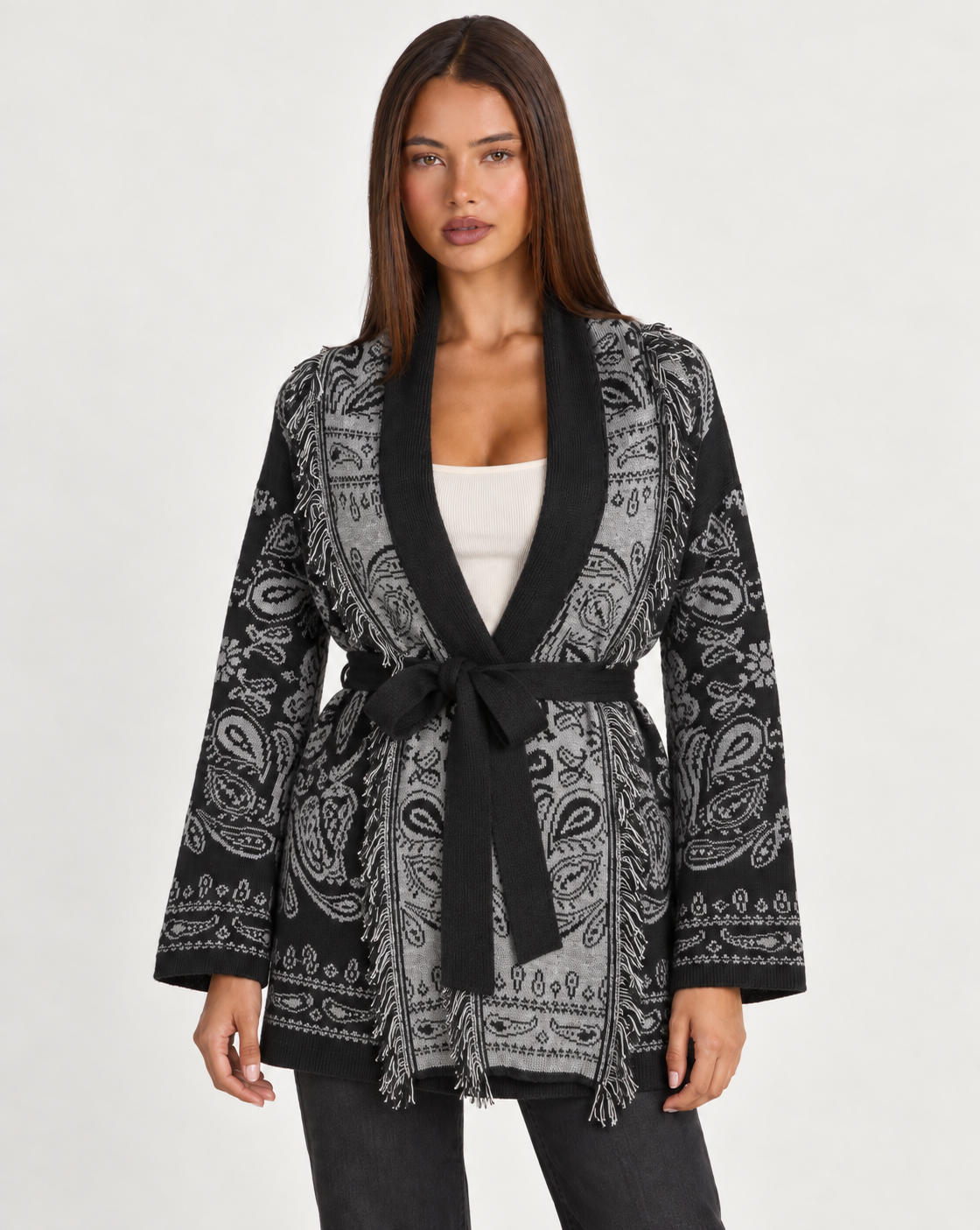 Cardigan donna paisley con frange nero con Polly 4 – frontale – chiuso con cintura tinta unita