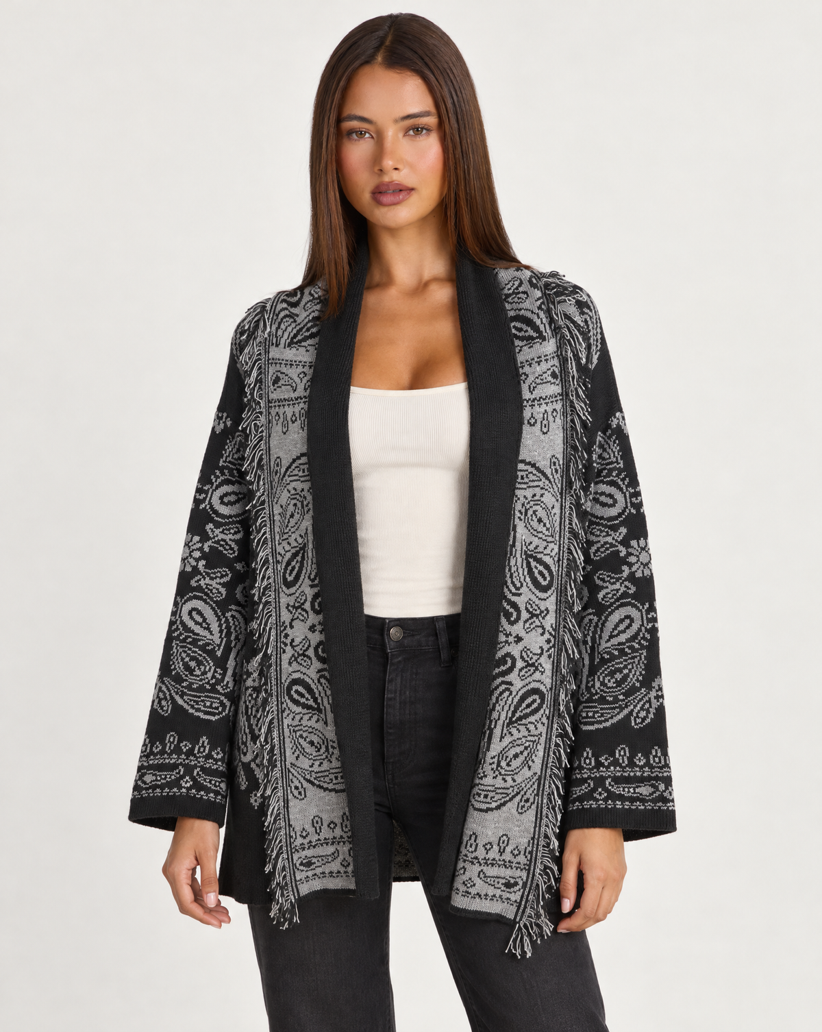 Cardigan donna paisley con frange nero con Polly 4 – frontale