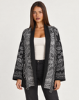 Cardigan donna paisley con frange nero con Polly 4 – frontale