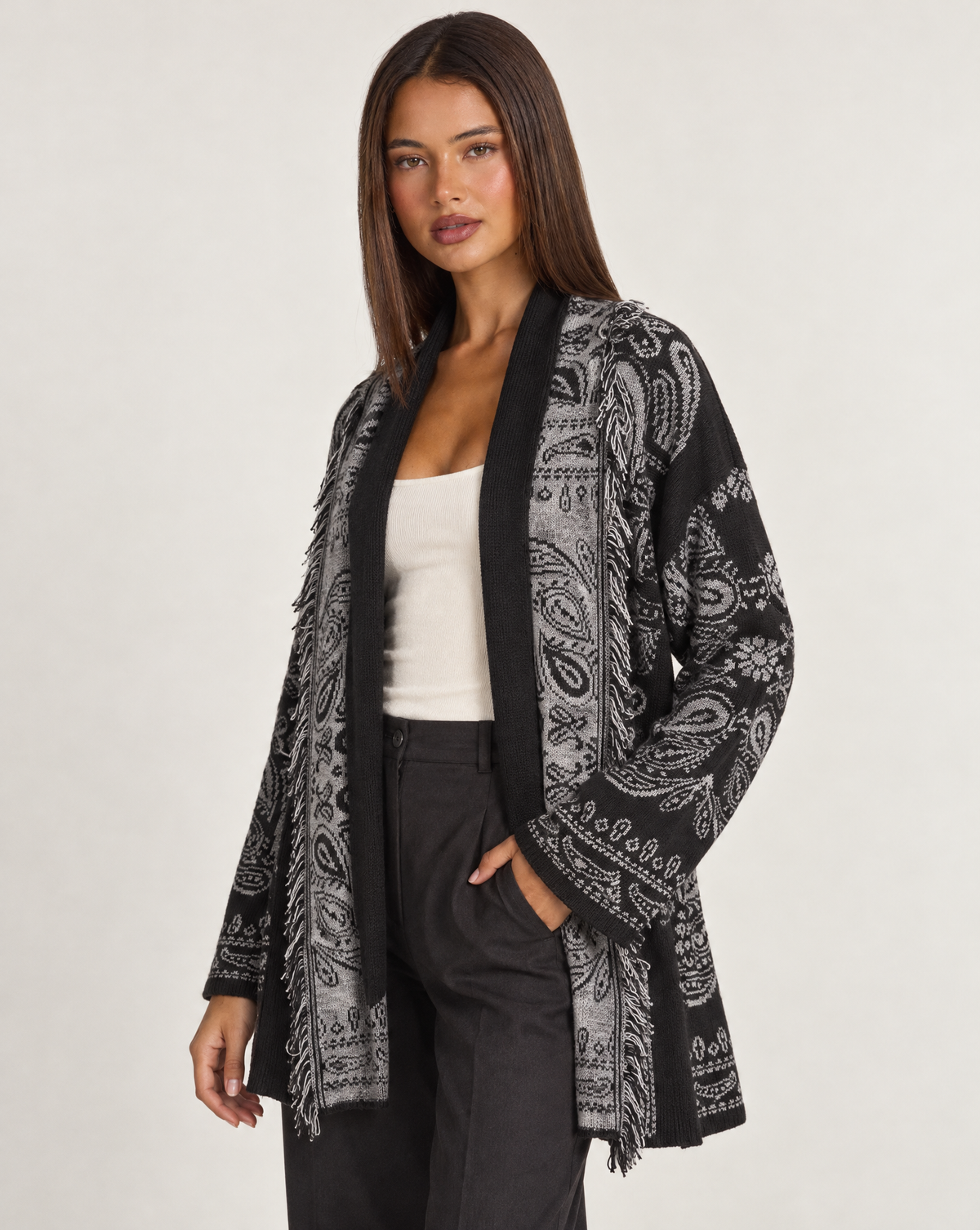 Cardigan donna paisley con frange nero con Polly 4 – tre-quarti
