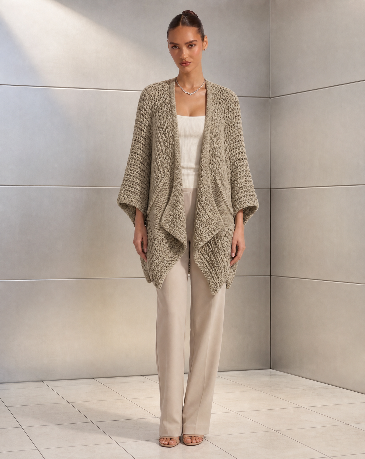 Cardigan in maglia grossa beige indossato, vista frontale