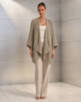 Cardigan in maglia grossa beige indossato, vista frontale
