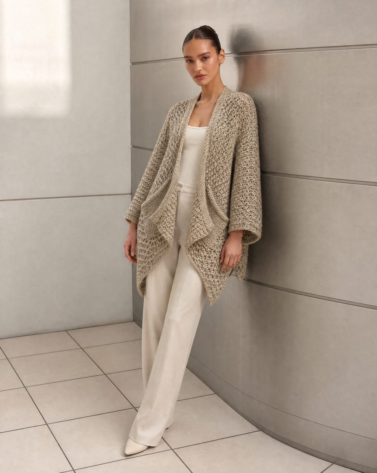 Cardigan in maglia grossa beige indossato, vista tre quarti