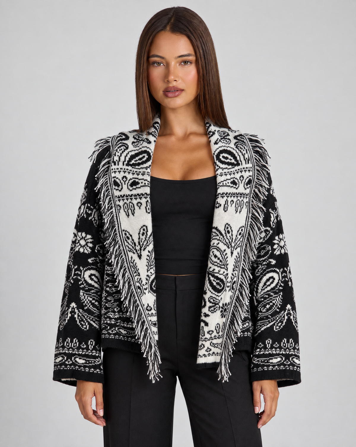 Cardigan donna nero e bianco paisley con frange indossato da Polly 4 — vista frontale