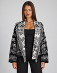 Cardigan donna nero e bianco paisley con frange indossato da Polly 4 — vista frontale