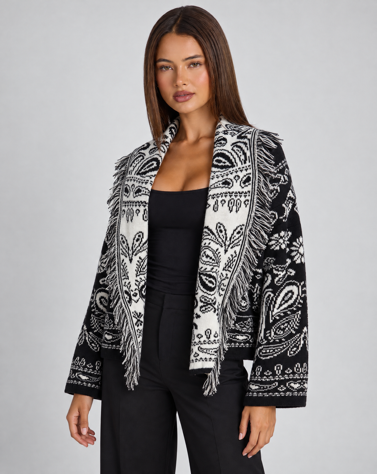 Cardigan donna nero e bianco paisley con frange indossato da Polly 4 — vista a tre quarti