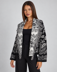 Cardigan donna nero e bianco paisley con frange indossato da Polly 4 — vista a tre quarti